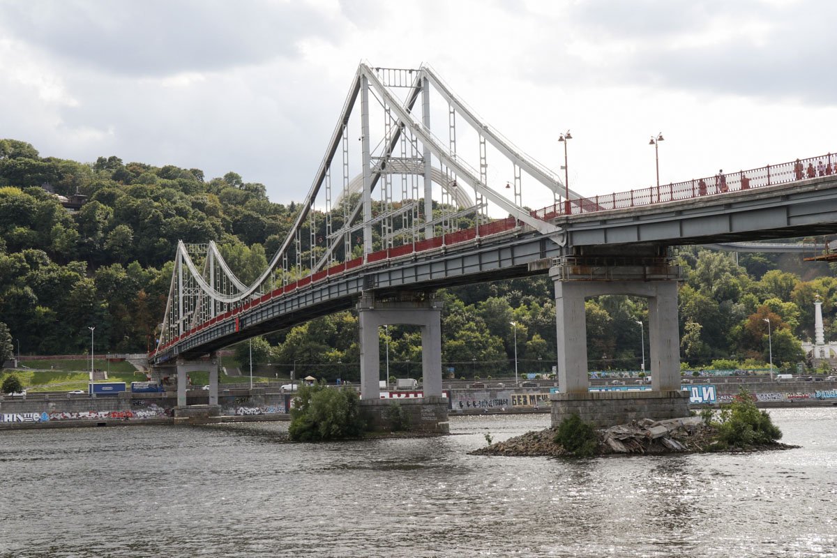 Бетонные блоки упали в воду и на насыпь Бетонные блоки упали в воду и на насыпь