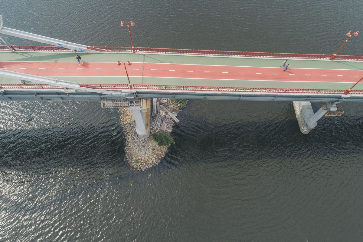 Мост не закрыли. Мест падения осмотрели спасатели и следователи 