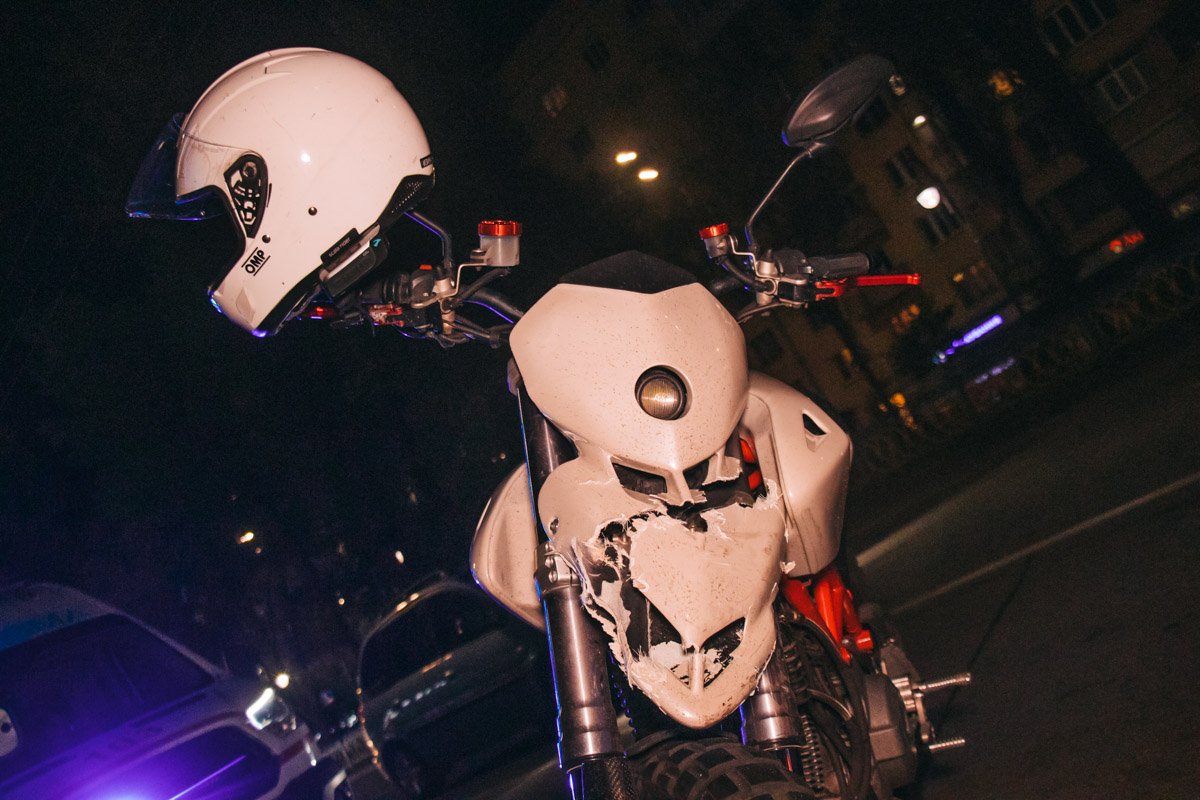 На бульваре Леси Украинки мотоцикл влетел в Toyota