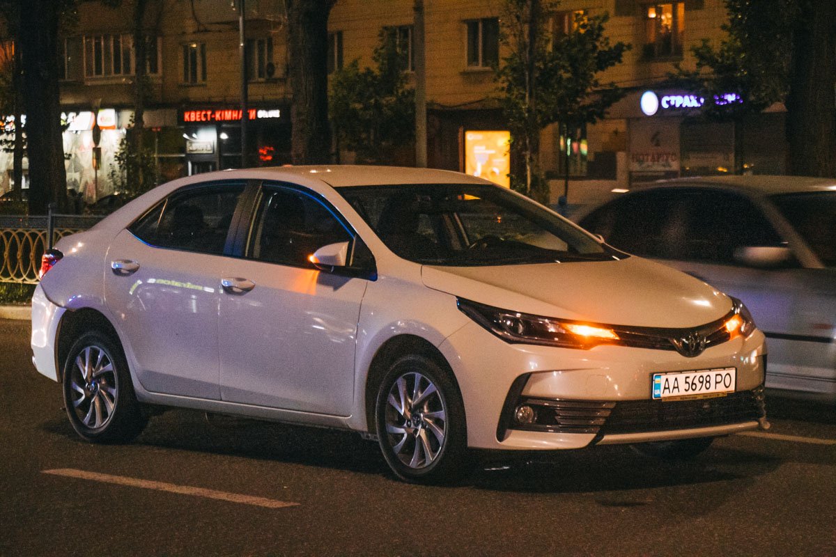 Водитель легковушки пытался перестроиться в соседний ряд, когда сзади врезался мотоцикл 