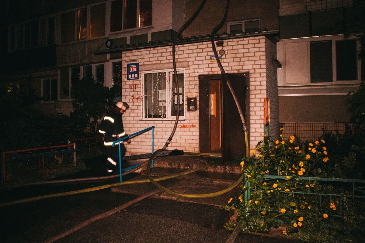 На Оболонском проспекте загорелась квартира в многоэтажном доме 