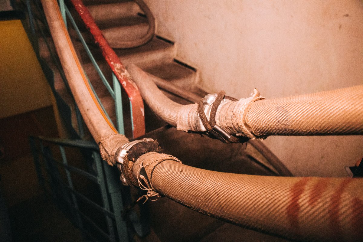 Пламя частично повредило лестничную клетку 