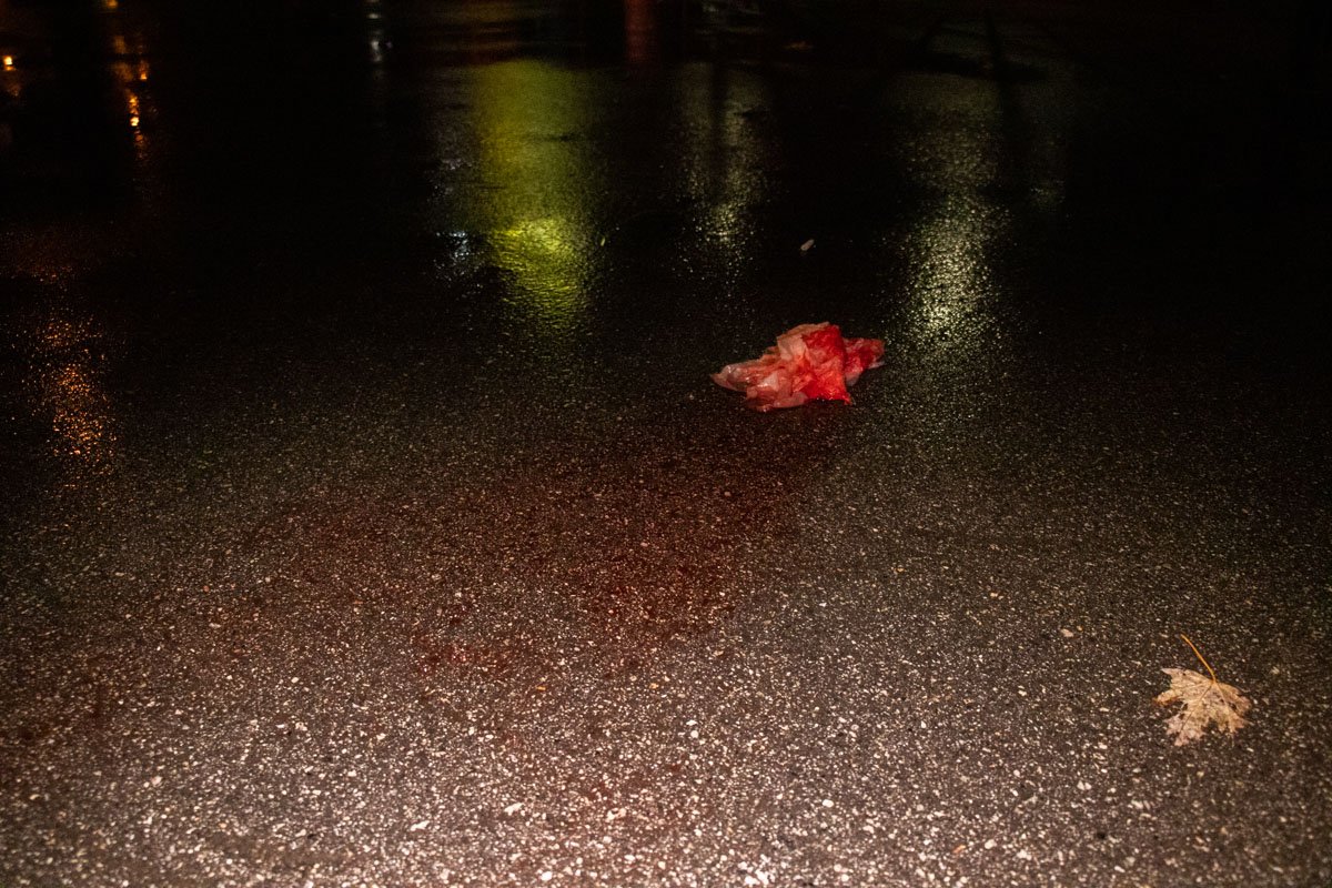 Мужчина открыл огонь из огнестрельного оружия по трем госятм заведения Мужчина открыл огонь из огнестрельного оружия по трем госятм заведения