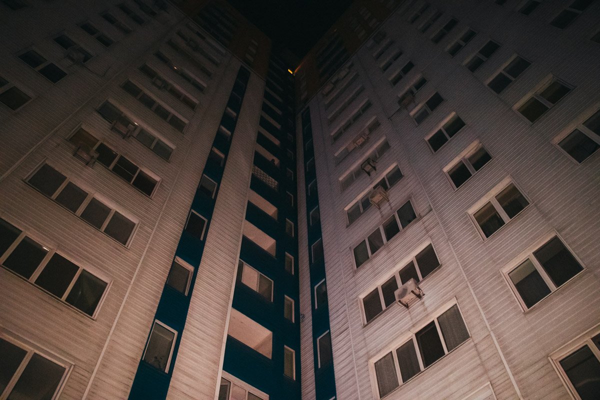 На проспекте Павла Тычины девушка выпала из окна высотки На проспекте Павла Тычины девушка выпала из окна высотки