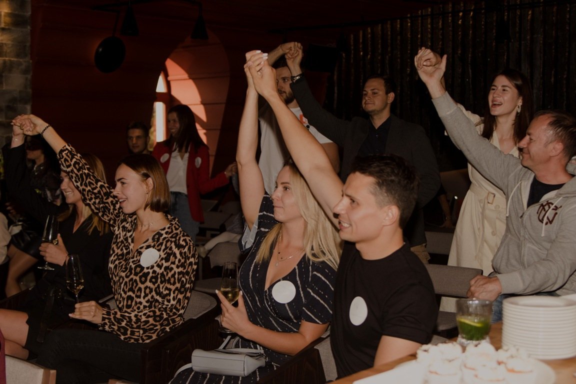 Знакомства на встречах всегда проходят в игровом формате Знакомства на встречах всегда проходят в игровом формате