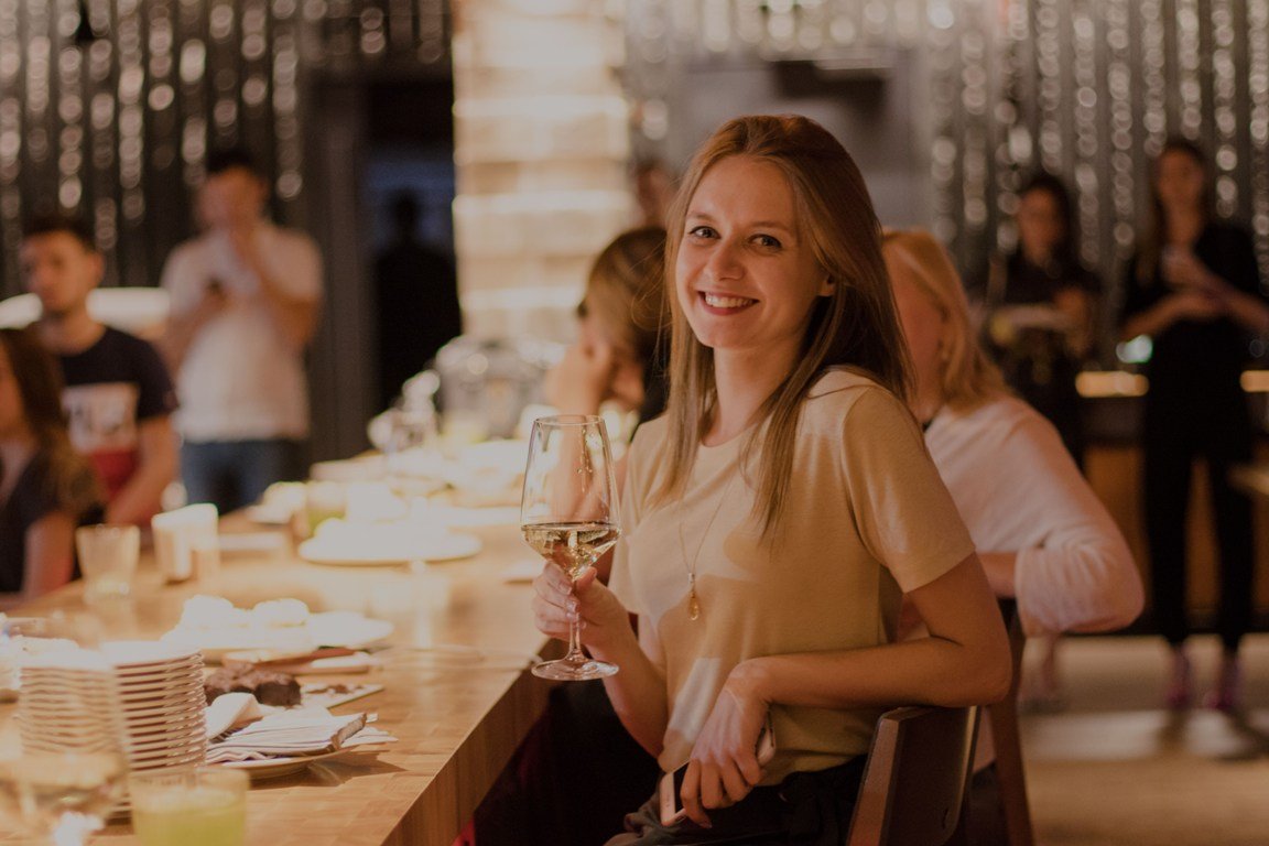 С бокалом в руках вы просто отрываетесь от телефона и впитываете в себя все, что происходит вокруг С бокалом в руках вы просто отрываетесь от телефона и впитываете в себя все, что происходит вокруг