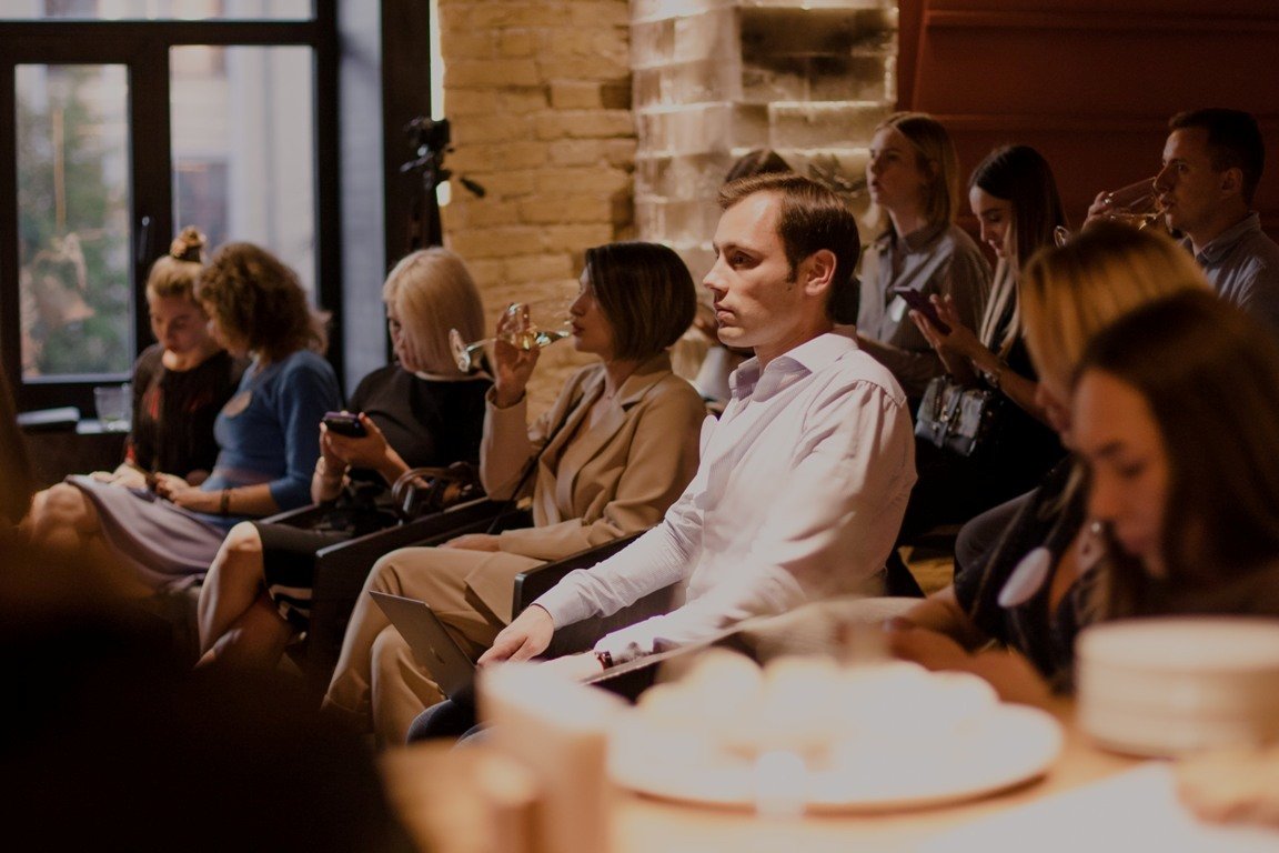 Каждый сам выбирает - макбук, телефон или бокал игристого Каждый сам выбирает - макбук, телефон или бокал игристого