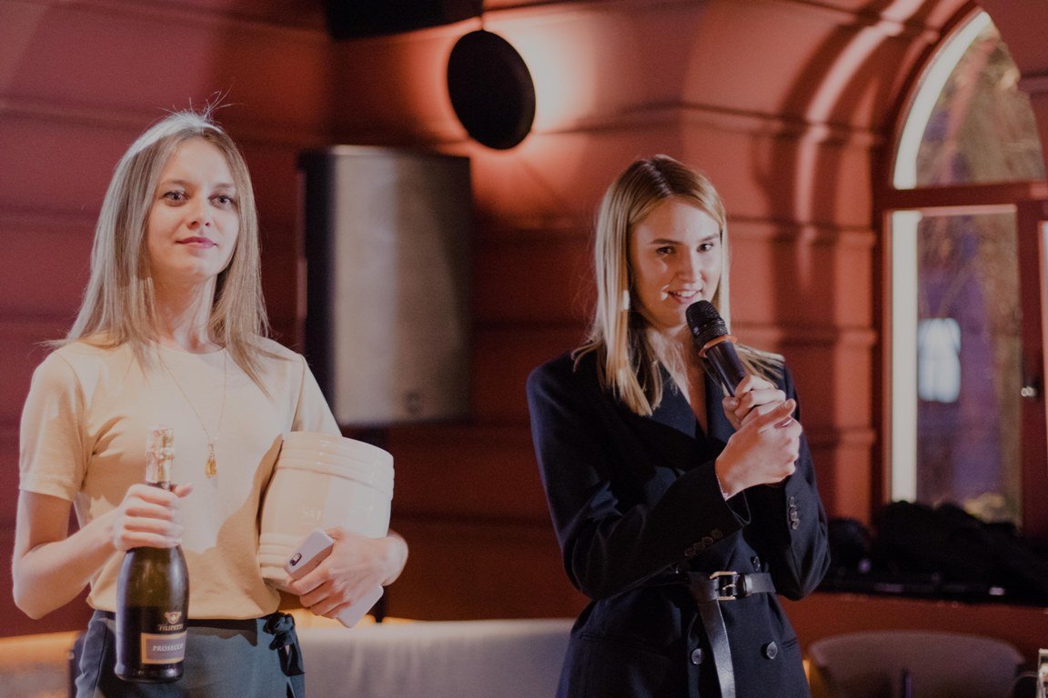 Анита проводит лотерею - дарит подарки от спонсоров Анита проводит лотерею - дарит подарки от спонсоров