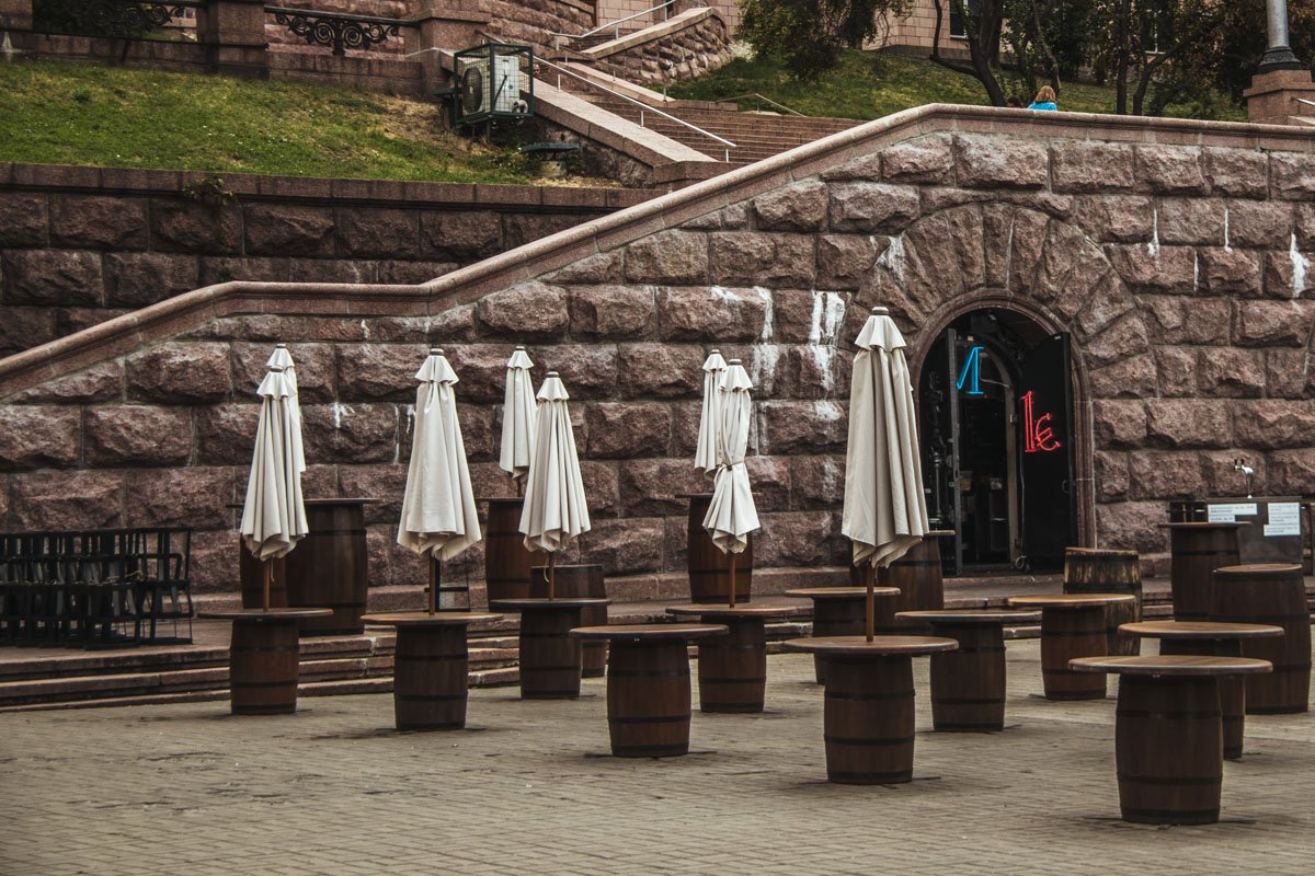 Зонты летних столиков распустятся ночью, как цветы по весне Зонты летних столиков распустятся ночью, как цветы по весне