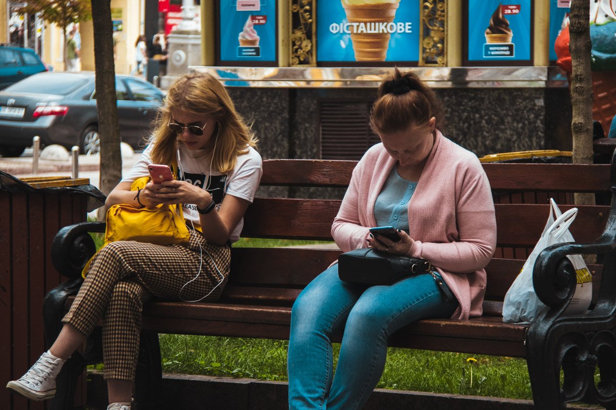 С экранов смартфона мир кажется ярче и счастливей С экранов смартфона мир кажется ярче и счастливей