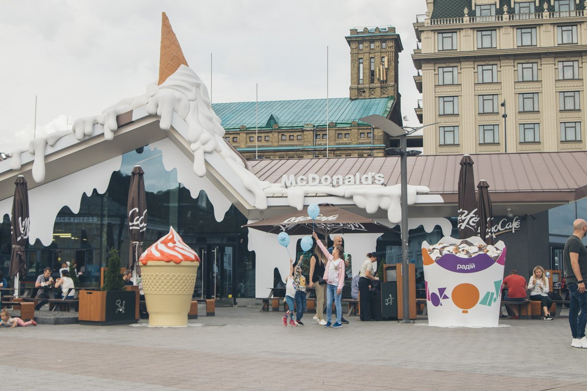 Обновленный вид McDonald's на Почтовой площади Обновленный вид McDonald's на Почтовой площади