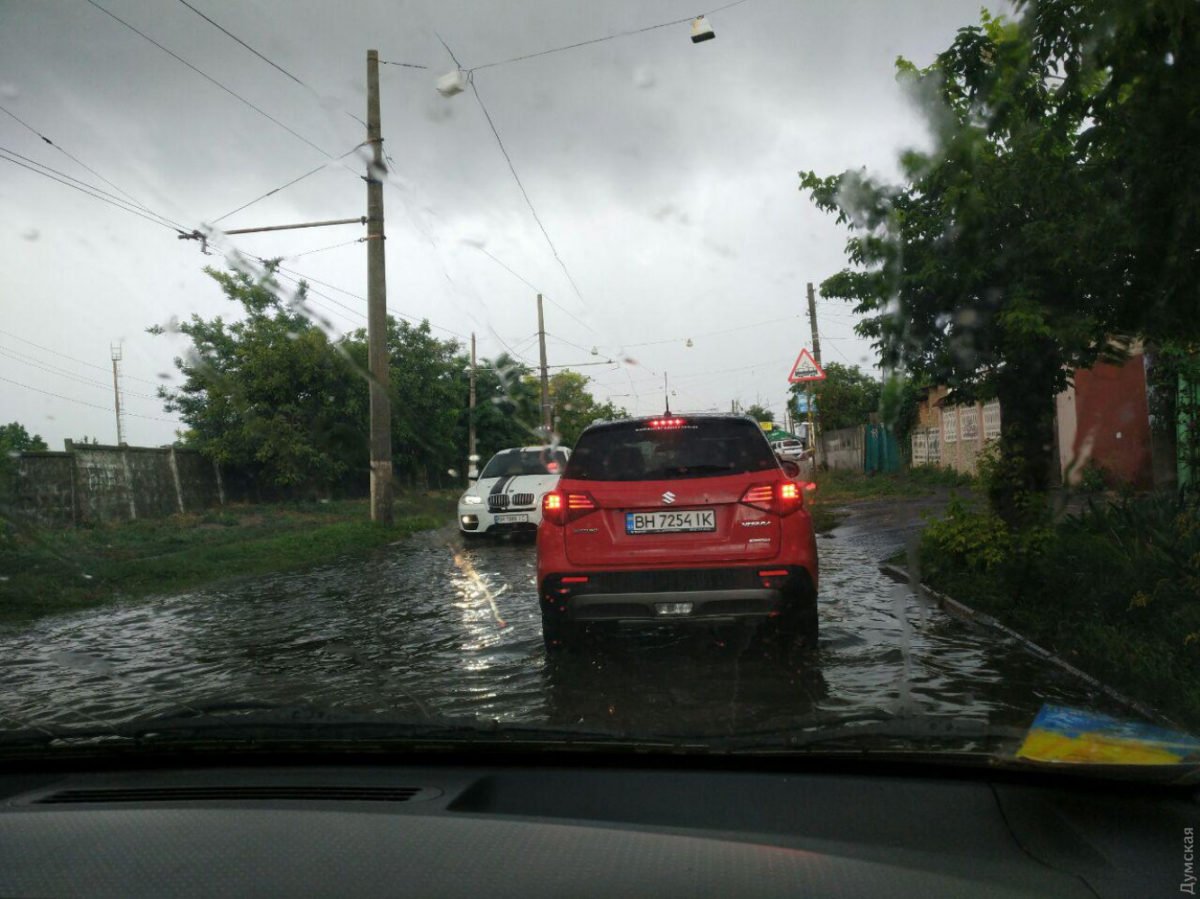 Многие улицы в Одессе превратились в настоящие реки