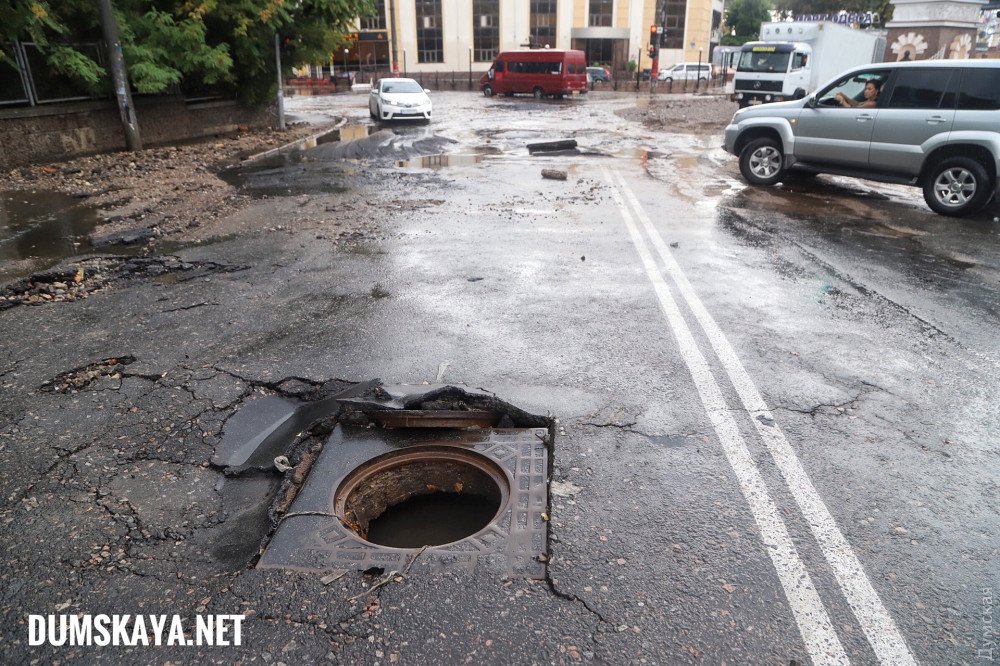 На некоторых улицах, не только на Пересыпи, смыло крышки люков