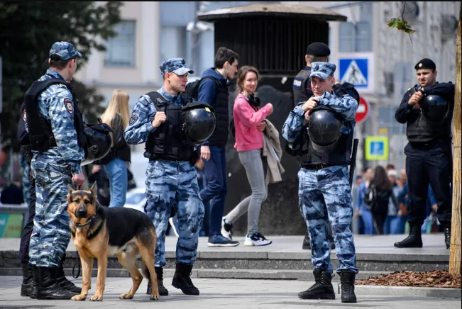 За несколько часов до начала акции в центре Москвы уже собралось немало силовиков За несколько часов до начала акции в центре Москвы уже собралось немало силовиков