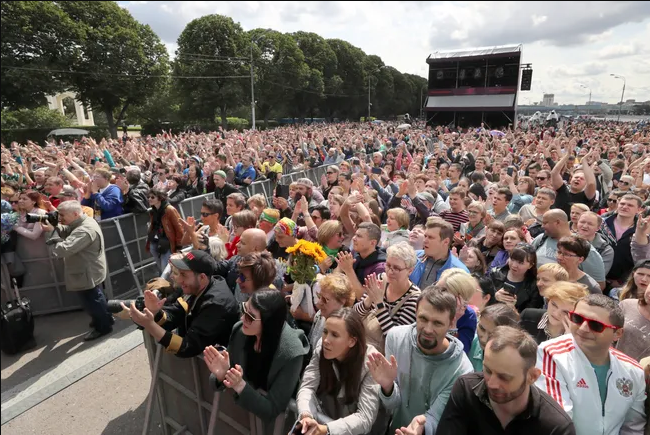 Официально на Шашлык-LIVE пришли 90 тысяч человек. Скорее всего - в несколько раз меньше Официально на Шашлык-LIVE пришли 90 тысяч человек. Скорее всего - в несколько раз меньше