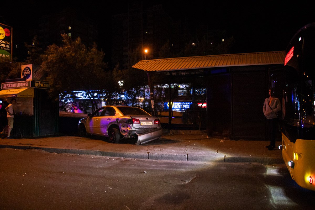 Причина ДТП - KIA не уступил дорогу Mazda при выезде с парковки