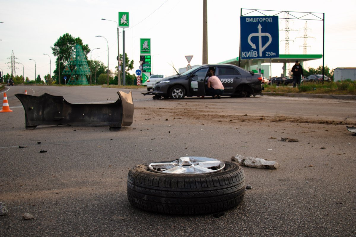 На выезде из Киева произошло ДТП с участием такси Uber