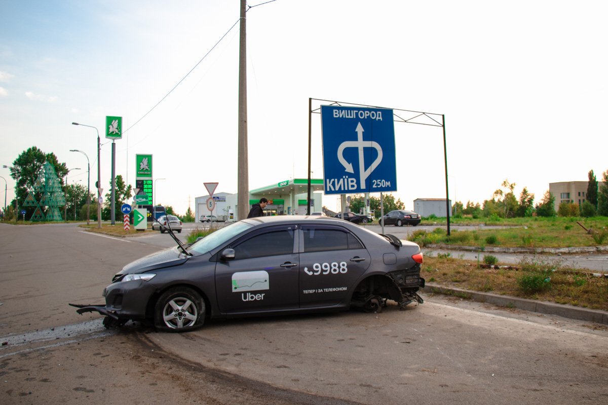 Чего нельзя сказать о машине, которая лишилась заднего бампера и колеса