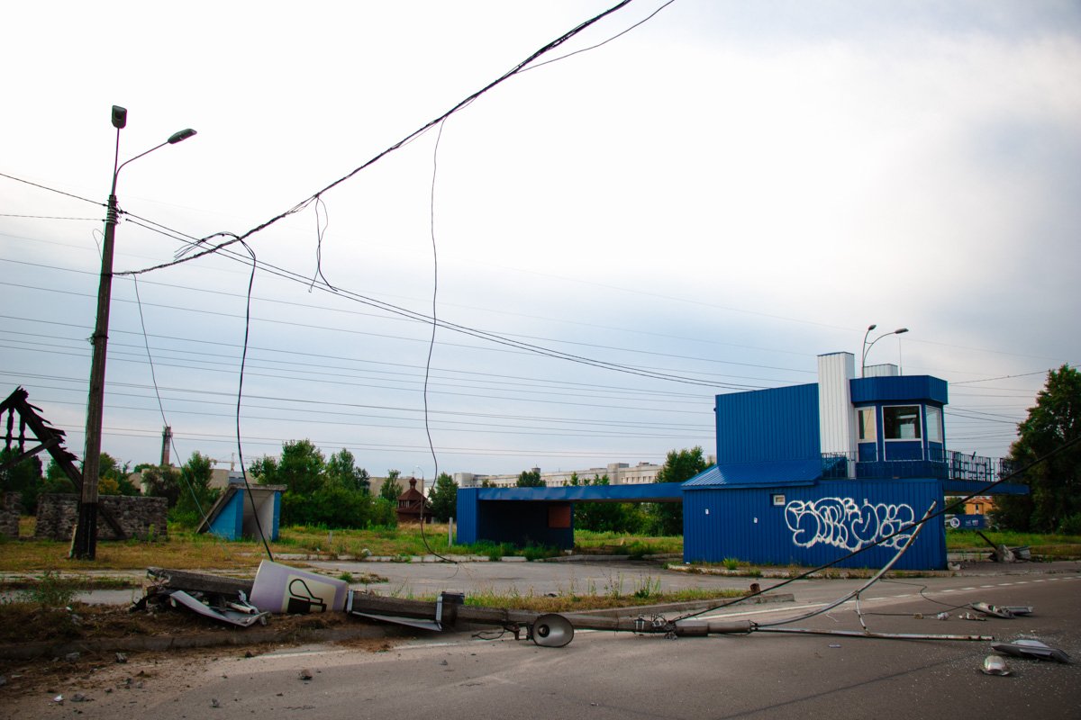 Также водитель снес столб, который рухнул на проезжую часть