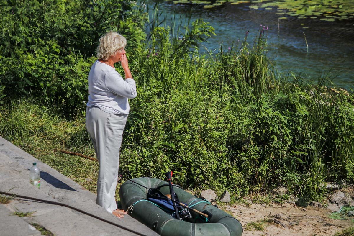 В Киеве на Набережном шоссе, возле моста Патона, мужчина решил порыбачить на надувной лодке
