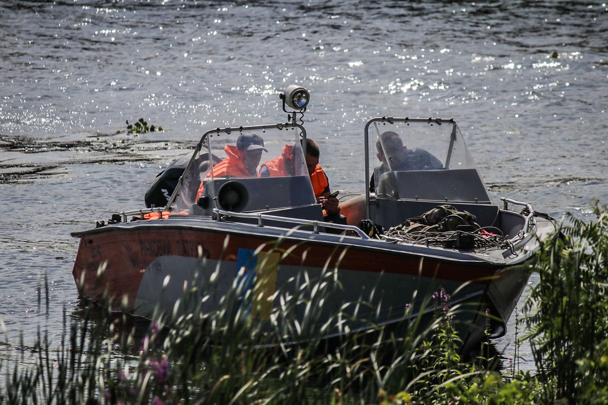 Он выплыл на середину реки, а вернуться обратно он не смог, ему помогали спасатели 