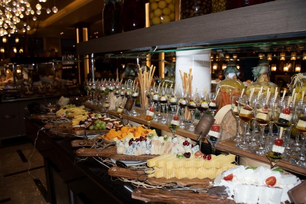 Шведский стол в Rixos переполнен блюдами и продуктами на любой вкус Шведский стол в Rixos переполнен блюдами и продуктами на любой вкус