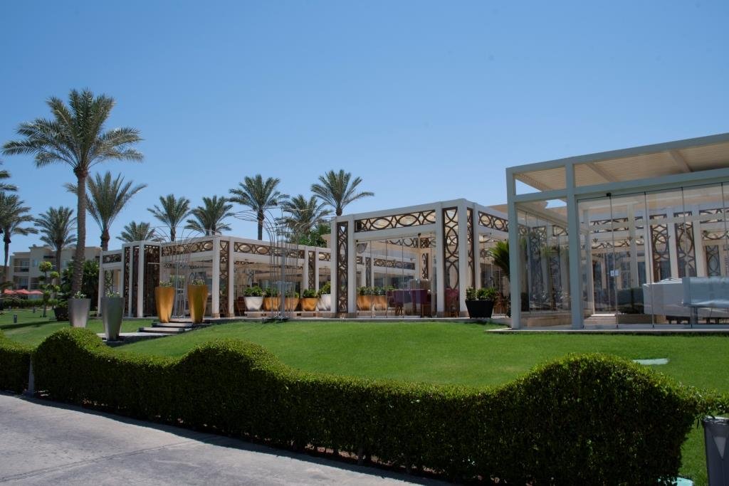 А если вы не любите систему "Шведский стол", вас ждут приятные официанты в ресторанах. К примеру, в ресторане Peoples А если вы не любите систему "Шведский стол", вас ждут приятные официанты в ресторанах. К примеру, в ресторане Peoples