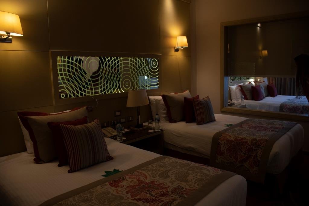 А это вариант семейного номера: вначале - детская, а за стеной с окошком и ширмой - комната для родителей А это вариант семейного номера: вначале - детская, а за стеной с окошком и ширмой - комната для родителей