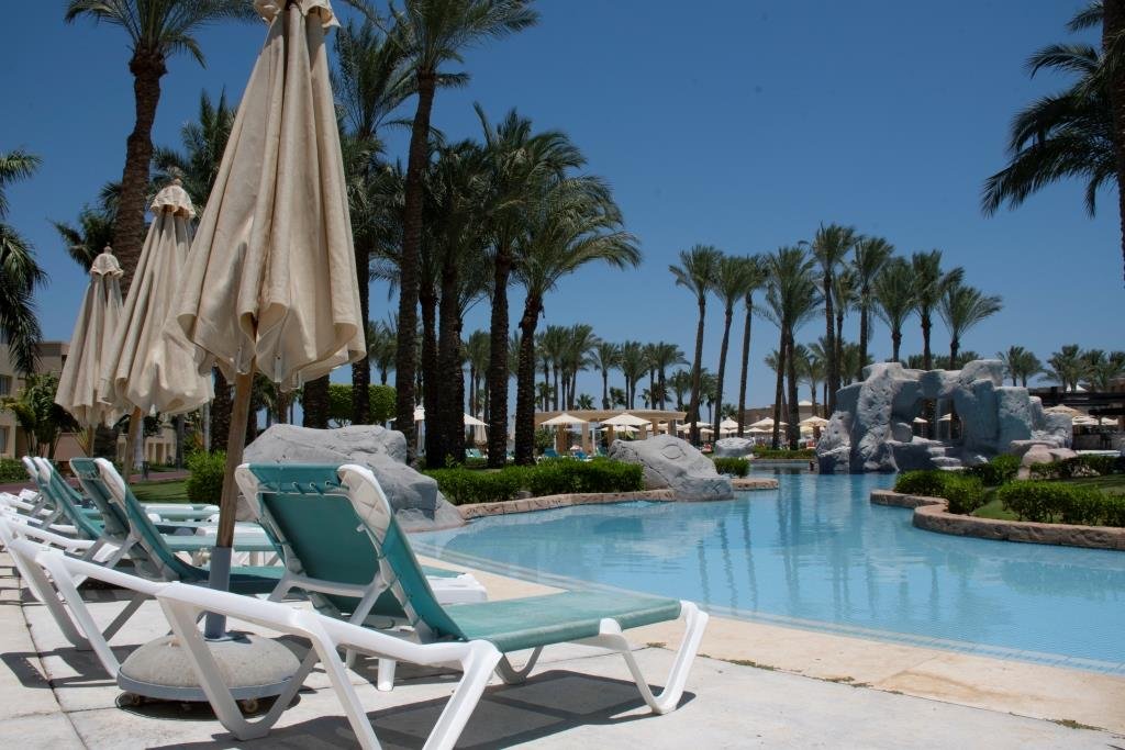 На территории действуют семь бассейнов, в том числе - крытый На территории действуют семь бассейнов, в том числе - крытый