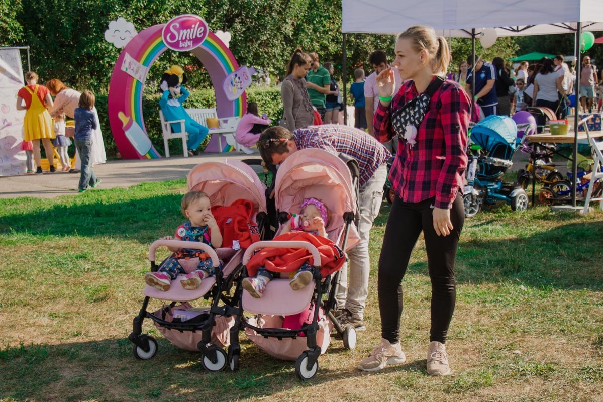 Территория ВДНГ заполнилась счастливыми и большими семьями Территория ВДНГ заполнилась счастливыми и большими семьями