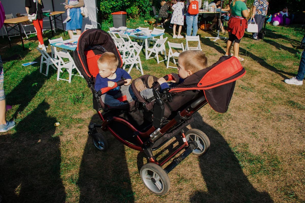 В широких колясках сидели братики и сестрички, родившиеся вместе В широких колясках сидели братики и сестрички, родившиеся вместе