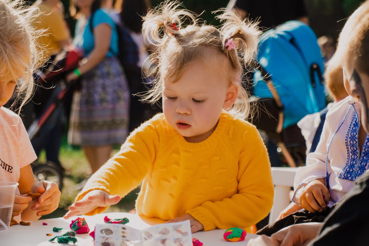 И пока многочисленные малыши были поглощены играми, взрослые собирали деньги для центра Охматдет И пока многочисленные малыши были поглощены играми, взрослые собирали деньги для центра Охматдет