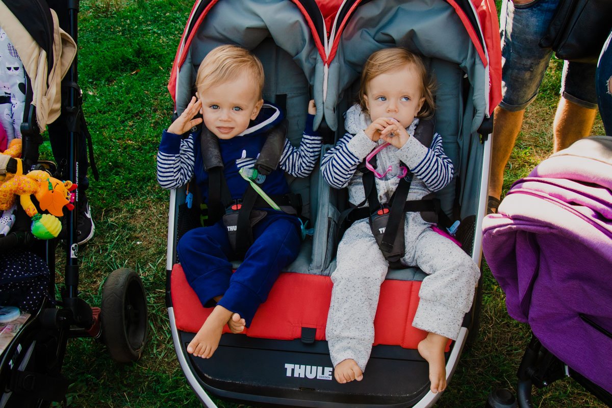Незаменимый атрибут семей с двойняшками - это большая коляска Незаменимый атрибут семей с двойняшками - это большая коляска