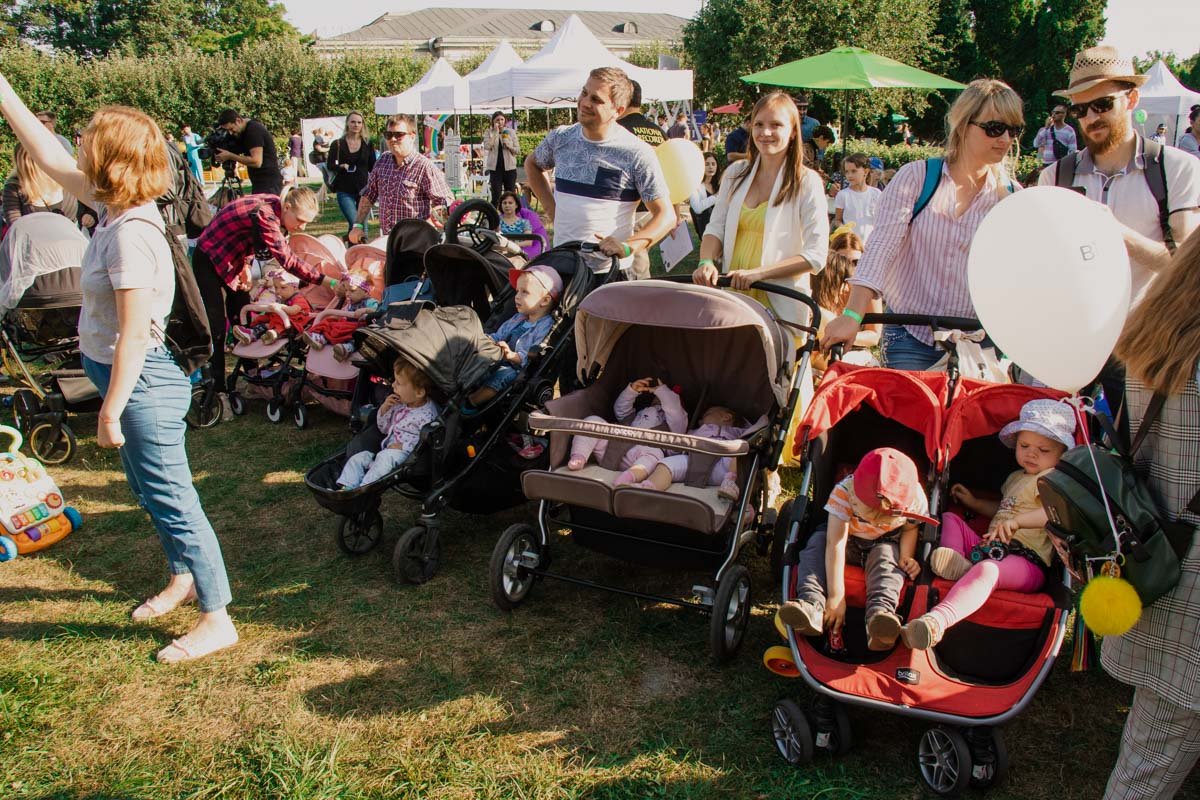 в одном месте, собралось сразу 67 колясок с детьми. Это стало новым мировым рекордом в одном месте, собралось сразу 67 колясок с детьми. Это стало новым мировым рекордом