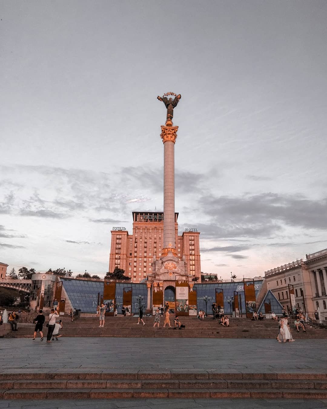 Начнем мы, пожалуй, с одного из самых узнаваемых мест Киева - Майдана. @kristinasantulip показала, что даже отсутствие солнца не влияет на красочность и теплоту этого места