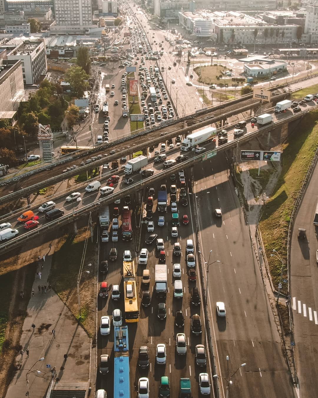Чего уж там, если даже пробки в столице могут очаровывать. Правда только с высоты птичьего полета, как на фото @jekaloc