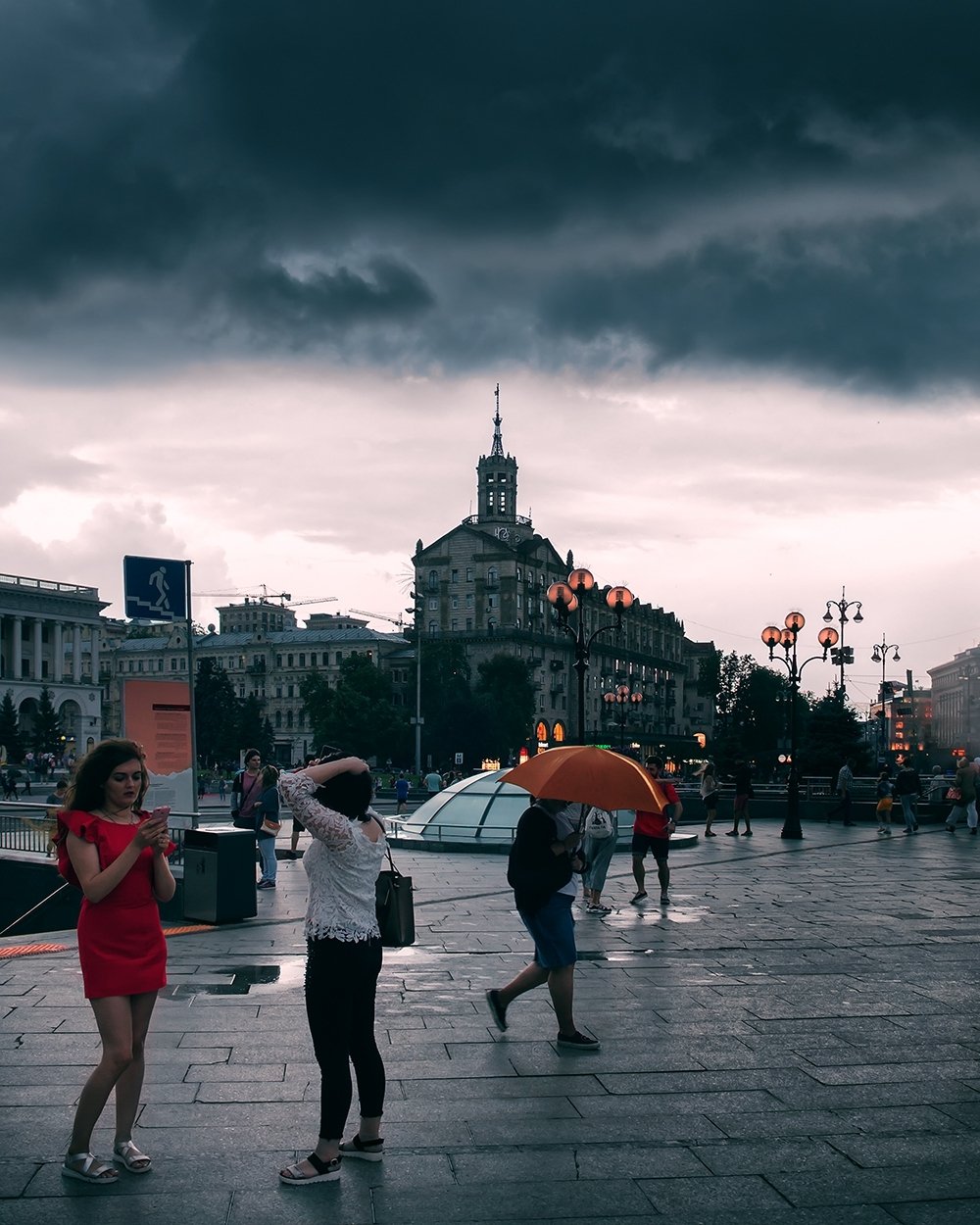 Даже когда в столице портится погода, это оказывается отличным фоном для снимка. Доказано @valeriy_petrikovets