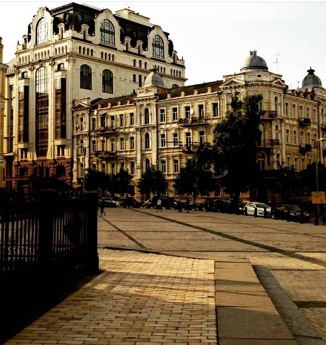 Правильный ракурс и контрастность превращают виды Киева в прекрасную открытку начала XIX века. Фото - @this.is.kiev