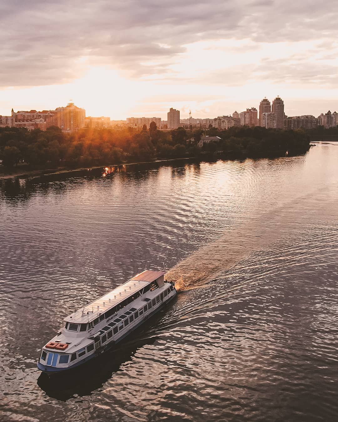 Вообще-то Киев не самый "морской" город в мире. Но @jekaloc удалось сделать прекрасный водный портрет столицы