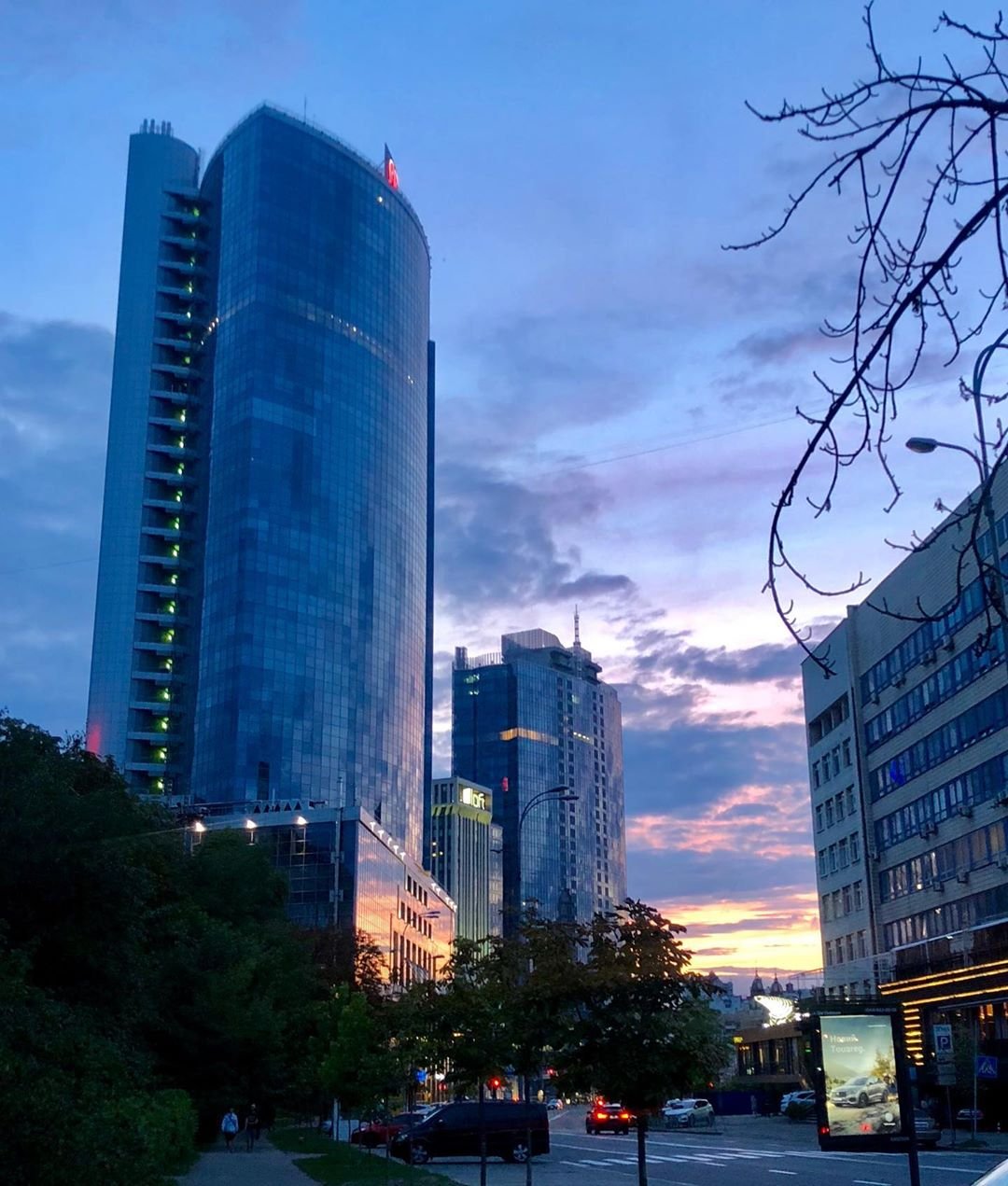 Такие вот здания - словно зеркало большого города. Не устает смотреться в них @elena_kaminskaya_