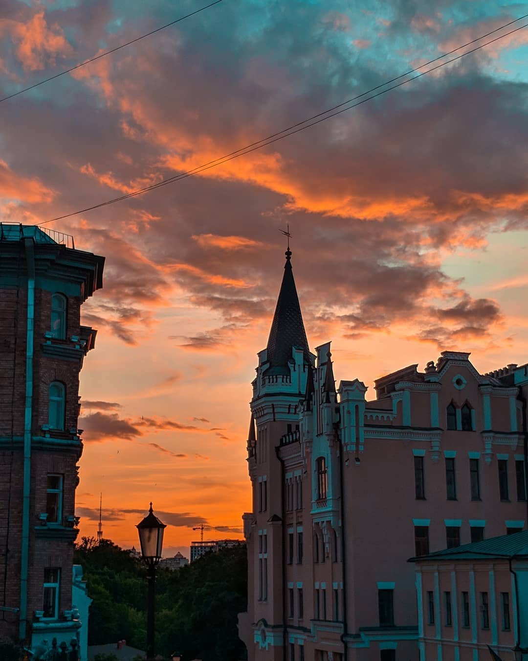И, разумеется, отдельной красотой начинает играть столица когда солнце уже скрылось за горизонтом или, как на снимке @eka_tsiruk, когда светило вот-вот скроется