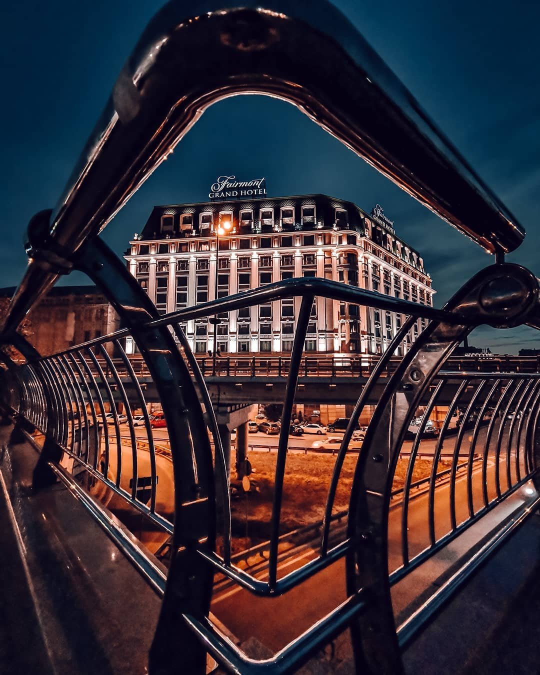 А закончим мы сложной, но чарующей геометрией городских линий от @fantakr