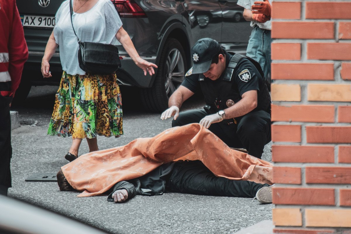 Парень выпал с балкона 12 этажа 