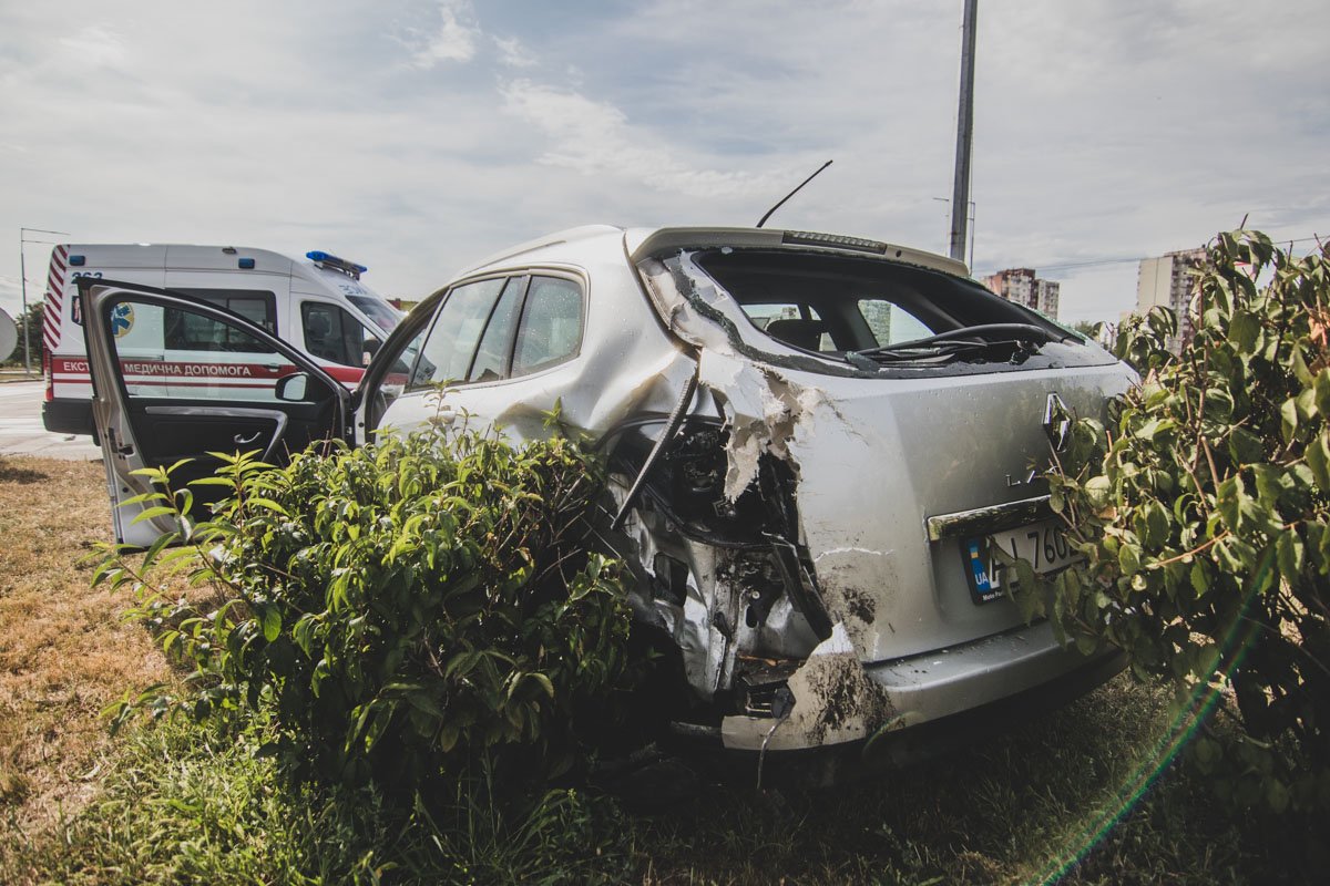 У Renault разбито заднее стекло и боковая часть 