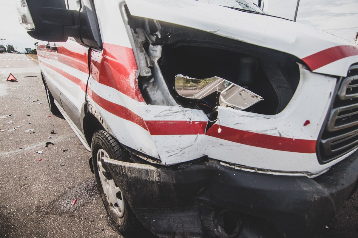 В результате аварии у "скорой" вылетела фара 