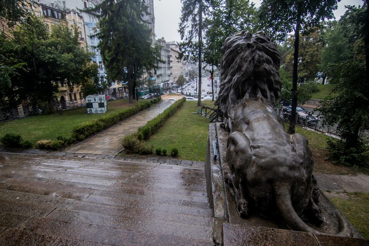 А вот один из тех знаменитых львов (вид сзади)