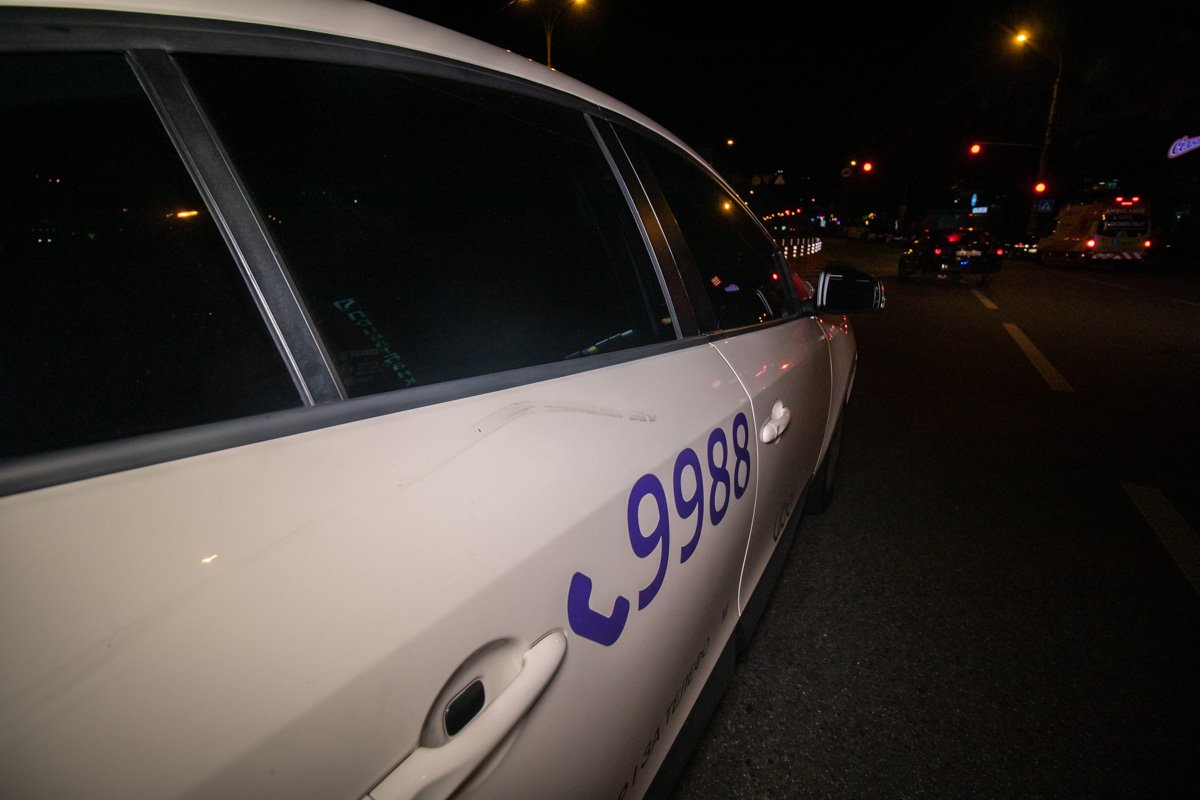 Двое парней ехали на одном велосипеде и врезались в Renault