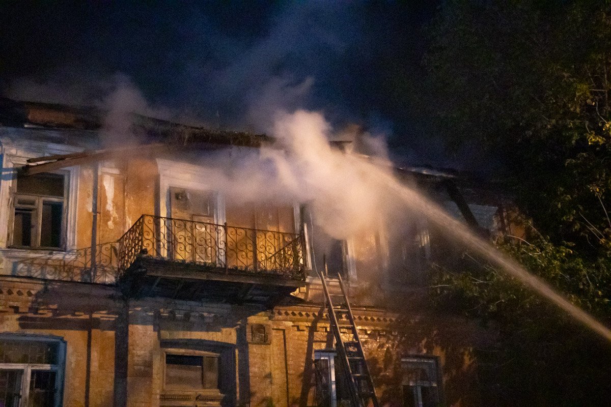 Горел отселенный двухэтажный дом