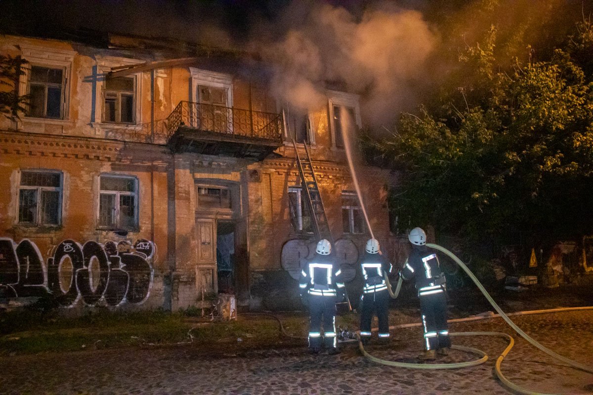 Огонь охватил второй этаж и крышу здания