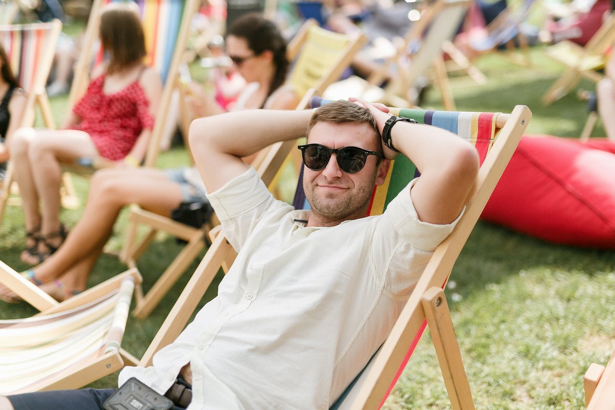 Хорошая тусовка без кино и диджеев не проходит Хорошая тусовка без кино и диджеев не проходит